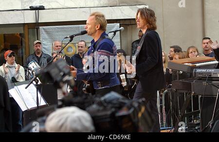 Le 2 octobre 2003 - New York, New York, États-Unis - K33203RM .STING PERFORMING ON NBC'S Today Show, Rockefeller Center, NEW YORK New York 10/02/2003 . / 2003 .STING(Image Crédit : Â© Rick Mackler/Photos/ZUMAPRESS.com) Globe Banque D'Images