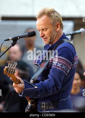 Le 2 octobre 2003 - New York, New York, États-Unis - K33203RM .STING PERFORMING ON NBC'S Today Show, Rockefeller Center, NEW YORK New York 10/02/2003 . / 2003 .STING(Image Crédit : Â© Rick Mackler/Photos/ZUMAPRESS.com) Globe Banque D'Images