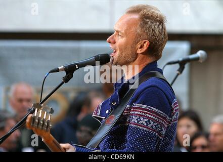 Le 2 octobre 2003 - New York, New York, États-Unis - K33203RM .STING PERFORMING ON NBC'S Today Show, Rockefeller Center, NEW YORK New York 10/02/2003 . / 2003 .STING(Image Crédit : Â© Rick Mackler/Photos/ZUMAPRESS.com) Globe Banque D'Images