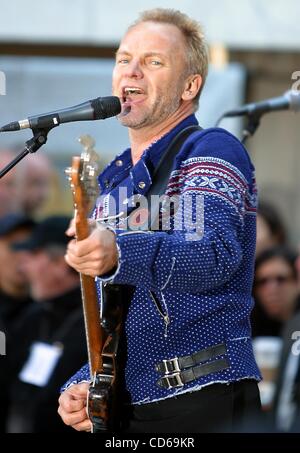 Le 2 octobre 2003 - New York, New York, États-Unis - K33203RM .STING PERFORMING ON NBC'S Today Show, Rockefeller Center, NEW YORK New York 10/02/2003 . / 2003 .STING(Image Crédit : Â© Rick Mackler/Photos/ZUMAPRESS.com) Globe Banque D'Images