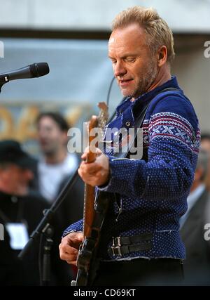 Le 2 octobre 2003 - New York, New York, États-Unis - K33203RM .STING PERFORMING ON NBC'S Today Show, Rockefeller Center, NEW YORK New York 10/02/2003 . / 2003 .STING(Image Crédit : Â© Rick Mackler/Photos/ZUMAPRESS.com) Globe Banque D'Images