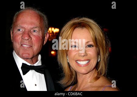 22 mai 2003 - New York, New York, États-Unis - K30824SD JBU0522.PARKINSON'S DISEASE FOUNDATION.GALA À L'HÔTEL PIERRE,.NEW YORK New York.. / 2003.FRANK ET KATHIE LEE GIFFORD(Image Crédit : Â© Judie Burstein/Photos/ZUMAPRESS.com) Globe Banque D'Images