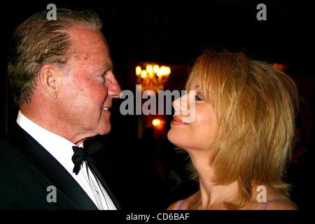 22 mai 2003 - New York, New York, États-Unis - K30824SD JBU0522.PARKINSON'S DISEASE FOUNDATION.GALA À L'HÔTEL PIERRE,.NEW YORK New York.. / 2003.FRANK ET KATHIE LEE GIFFORD(Image Crédit : Â© Judie Burstein/Photos/ZUMAPRESS.com) Globe Banque D'Images