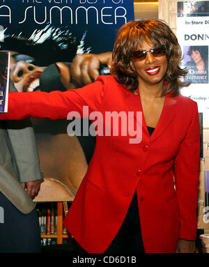 15 octobre 2003 - New York, New York, États-Unis - K33472RM.DONNA SUMMER LIVRE SIGNATURE SUR WALL STREET , NEW YORK New York. 10/15/2003 Crédit : Images.(Â© Rick Mackler/Photos/ZUMAPRESS.com) Globe Banque D'Images