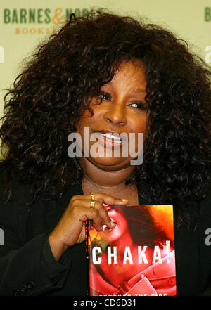 15 octobre 2003 - New York, New York, États-Unis - K33471RM.Chaka Khan LIVRE SIGNATURE À BARNES ET NOBLE , ROCKEFELLER CENTER NEW YORK New York. 10/15/2003 Crédit : Images.(Â© Rick Mackler/Photos/ZUMAPRESS.com) Globe Banque D'Images