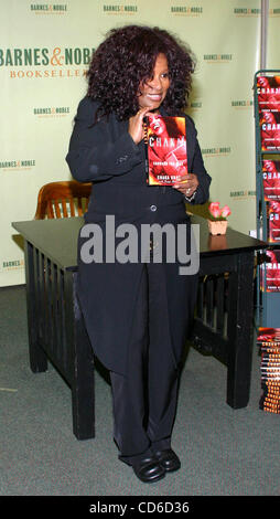 15 octobre 2003 - New York, New York, États-Unis - K33471RM.Chaka Khan LIVRE SIGNATURE À BARNES ET NOBLE , ROCKEFELLER CENTER NEW YORK New York. 10/15/2003 Crédit : Images.(Â© Rick Mackler/Photos/ZUMAPRESS.com) Globe Banque D'Images