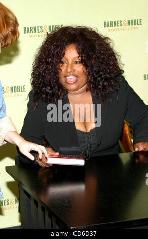 15 octobre 2003 - New York, New York, États-Unis - K33471RM.Chaka Khan LIVRE SIGNATURE À BARNES ET NOBLE , ROCKEFELLER CENTER NEW YORK New York. 10/15/2003 Crédit : Images.(Â© Rick Mackler/Photos/ZUMAPRESS.com) Globe Banque D'Images