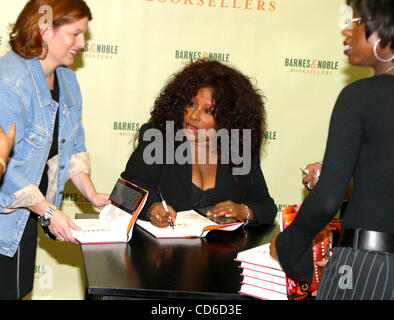 15 octobre 2003 - New York, New York, États-Unis - K33471RM.Chaka Khan LIVRE SIGNATURE À BARNES ET NOBLE , ROCKEFELLER CENTER NEW YORK New York. 10/15/2003 Crédit : Images.(Â© Rick Mackler/Photos/ZUMAPRESS.com) Globe Banque D'Images