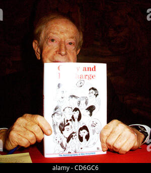 18 novembre 2003 - New York, New York, États-Unis - K34196ML.ABE HIRSCHFELD SIGNER DES EXEMPLAIRES DE SON NOUVEAU LIVRE ''FOLLE ET L'INCHARGE'' À LA 42E RUE , BIBLIOTHÈQUE PUBLIQUE DE NEW YORK New York 11/18/2003. MITCHELL LEVY (crédit Image : Â© Mitchell Levy/Photos/ZUMAPRESS.com) Globe Banque D'Images