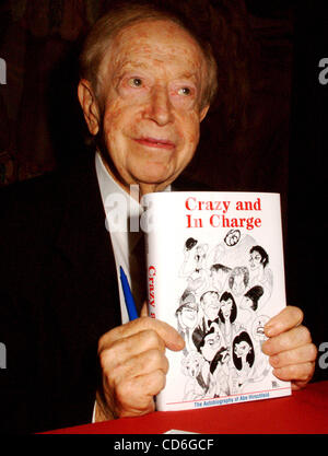 18 novembre 2003 - New York, New York, États-Unis - K34196ML.ABE HIRSCHFELD SIGNER DES EXEMPLAIRES DE SON NOUVEAU LIVRE ''FOLLE ET L'INCHARGE'' À LA 42E RUE , BIBLIOTHÈQUE PUBLIQUE DE NEW YORK New York 11/18/2003. MITCHELL LEVY (crédit Image : Â© Mitchell Levy/Photos/ZUMAPRESS.com) Globe Banque D'Images