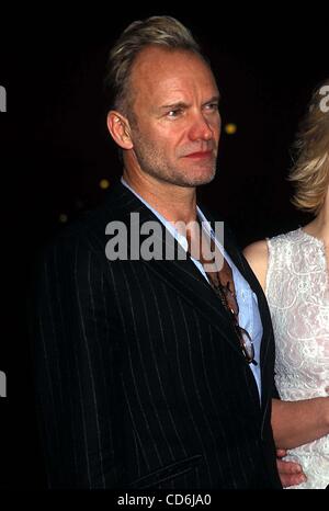 8 décembre 2003 - Hollywood, Californie, États-Unis - J8325PR.LE MOT ET LA MUSIQUE DE COLD MOUNTAIN A TENU À LA ROYCE HALL, à l'UCLA, Los Angeles CA.12/08/2003. / / 2003.STING(Image Crédit : Â© Phil Roach/Photos/ZUMAPRESS.com) Globe Banque D'Images