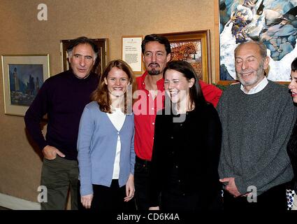 19 déc., 2003 - New York, New York, États-Unis - K34703RM .le NATIONAL ARTS CLUB PRÉSENTE.''FOOD FOR THOUGHT''..Gramercy Park, NEW YORK New York.. / 2003.Judd Hirsch, STINA NIELSEN, JEFF WOODMAN,.et MELVIN BERNHARDT(Image Crédit : Â© Rick Mackler/Photos/ZUMAPRESS.com) Globe Banque D'Images