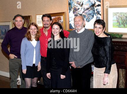 19 déc., 2003 - New York, New York, États-Unis - K34703RM .le NATIONAL ARTS CLUB PRÉSENTE.''FOOD FOR THOUGHT''..Gramercy Park, NEW YORK New York.. / 2003.Judd Hirsch, STINA NIELSEN, JEFF WOODMAN,.MELVIN BERNHARDT ET.REBEKKAH ROSS(Image Crédit : Â© Rick Mackler/Photos/ZUMAPRESS.com) Globe Banque D'Images