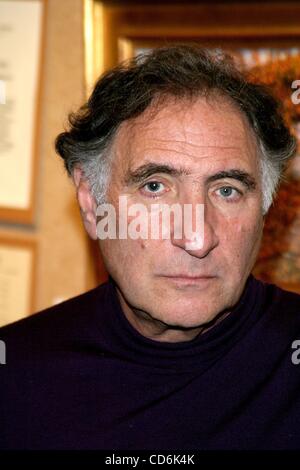 19 déc., 2003 - New York, New York, États-Unis - K34703RM .le NATIONAL ARTS CLUB PRÉSENTE.''FOOD FOR THOUGHT''..Gramercy Park, NEW YORK New York.. / 2003.JUDD HIRSCH(Image Crédit : Â© Rick Mackler/Photos/ZUMAPRESS.com) Globe Banque D'Images