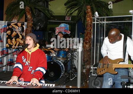 18 janvier 2004 - New York, New York, États-Unis - K34977RA.ONE TREE HILLS EXPRIMÉS ET KYO AU Planet Hollywood de Time Square, NEW YORK New York .01/16/2004. / 2004.KYO(Image Crédit : Â© Rick Mackler/Photos/ZUMAPRESS.com) Globe Banque D'Images