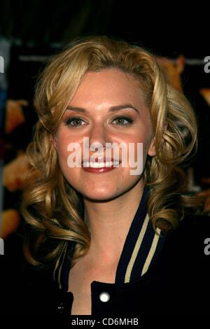 18 janvier 2004 - New York, New York, États-Unis - K34977RA.ONE TREE HILLS EXPRIMÉS ET KYO AU Planet Hollywood de Time Square, NEW YORK New York .01/16/2004. / 2004.HILARIE BURTON(Image Crédit : Â© Rick Mackler/Photos/ZUMAPRESS.com) Globe Banque D'Images