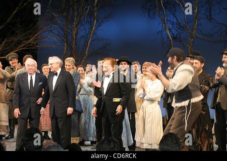 Le 26 février 2004 - New York, New York, États-Unis - K35843RM.UN VIOLON SUR LE TOIT À LA PERFORMANCE DE LA SOIRÉE D'OUVERTURE Minskoff Theatre, NEW YORK New York .02/26/2004. / 2004.UN VIOLON SUR LE TOIT(PERFORMANCE Image Crédit : Â© Rick Mackler/Photos/ZUMAPRESS.com) Globe Banque D'Images