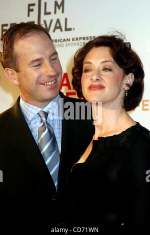 2 mai 2004 - New York, New York, États-Unis - K37007ML.TRIBECA FILM FESTIVAL.SOIRÉE D'OUVERTURE DE LA PREMIERE ''HELEN''..TRIBECA PERFORMING ARTS CENTER, NEW YOK New York..04/02/2004. / 2004.JOAN CUSACK ET SON MARI(Image Crédit : Â© Mitchell Levy/Photos/ZUMAPRESS.com) Globe Banque D'Images