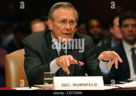 7 mai 2004 - Washington, District of Columbia, États-Unis - I8729CB.secrétaire Donald Rumsfeld ET LE GÉNÉRAL RICHARD B MEYERS TESTIFING AVANT LA COMMISSION DES FORCES ARMÉES DU SÉNAT POUR AFFIRMER QUE LES PHOTOGRAPHIES D'ABUS DANS LA PRISON D'Abu Ghraib, offensé et outragé TOUT LE MONDE DANS LE DÉPARTEMENT DE LA DÉFENSE, WASHINGTON Banque D'Images