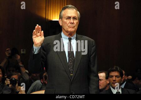 7 mai 2004 - Washington, District of Columbia, États-Unis - I8729CB.secrétaire Donald Rumsfeld ET LE GÉNÉRAL RICHARD B MEYERS TESTIFING AVANT LA COMMISSION DES FORCES ARMÉES DU SÉNAT POUR AFFIRMER QUE LES PHOTOGRAPHIES D'ABUS DANS LA PRISON D'Abu Ghraib, offensé et outragé TOUT LE MONDE DANS LE DÉPARTEMENT DE LA DÉFENSE, WASHINGTON Banque D'Images