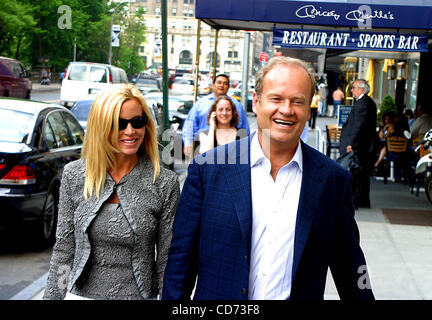 11 mai 2004 - New York, New York, États-Unis - K37177RM.CELEBS DEHORS ET ENVIRON DANS .NEW YORK New York.. / 2004 Kelsey Grammer.ET SON ÉPOUSE CAMILLE(Image Crédit : Â© Rick Mackler/Photos/ZUMAPRESS.com) Globe Banque D'Images