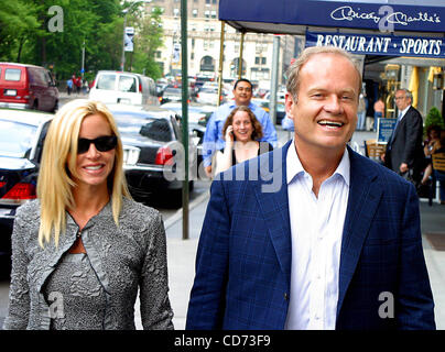 11 mai 2004 - New York, New York, États-Unis - K37177RM.CELEBS DEHORS ET ENVIRON DANS .NEW YORK New York.. / 2004 Kelsey Grammer.ET SON ÉPOUSE CAMILLE(Image Crédit : Â© Rick Mackler/Photos/ZUMAPRESS.com) Globe Banque D'Images