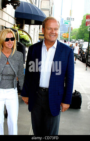 11 mai 2004 - New York, New York, États-Unis - K37177RM.CELEBS DEHORS ET ENVIRON DANS .NEW YORK New York.. / 2004 Kelsey Grammer.ET SON ÉPOUSE CAMILLE(Image Crédit : Â© Rick Mackler/Photos/ZUMAPRESS.com) Globe Banque D'Images