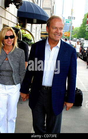 11 mai 2004 - New York, New York, États-Unis - K37177RM.CELEBS DEHORS ET ENVIRON DANS .NEW YORK New York.. / 2004 Kelsey Grammer.ET SON ÉPOUSE CAMILLE(Image Crédit : Â© Rick Mackler/Photos/ZUMAPRESS.com) Globe Banque D'Images