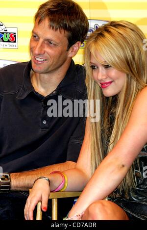 15 juillet 2004 - New York, New York, États-Unis - K38354RM.Tony Hawk et Hilary Duff À INTRODUIRE LE VIDEONOW HASBRO ''Couleur'' CHEZ TOYS R US, TIMES SQUARE, NEW YORK New York..07/15/2004. / RANGEFINGERS / 2004 Crédit : Image(Â© Rick Mackler/Photos/ZUMAPRESS.com) Globe Banque D'Images
