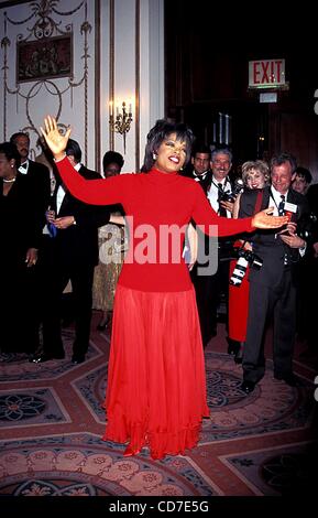 Le 26 août 2004 - New York, New York, États-Unis - Oprah Winfrey REÇOIT LA PLUS HAUTE DISTINCTION DE LA FONDATION IRTS- LA MÉDAILLE D'or. - 1996.OPRAHWINFREYRETRO(Image Crédit : Â© Judie Burstein/Photos/ZUMAPRESS.com) Globe Banque D'Images