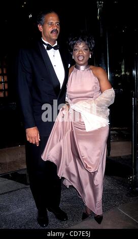 Le 26 août 2004 - New York, New York, États-Unis - 17036.Le Daytime Emmy Awards 1995.Oprah Winfrey et STEDMAN GRAHAM. - 1995.OPRAHWINFREYRETRO(Image Crédit : Â© Judie Burstein/Photos/ZUMAPRESS.com) Globe Banque D'Images