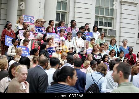 Le 26 août 2004 - New York, New York, États-Unis - K38992RM.LES FEMMES POUR KERRY RALLY SUR LES MARCHES DE L'hôtel de New York NEW YORK New York 08/26/2004. / 2004.(Image Crédit : Â© Rick Mackler/Photos/ZUMAPRESS.com) Globe Banque D'Images