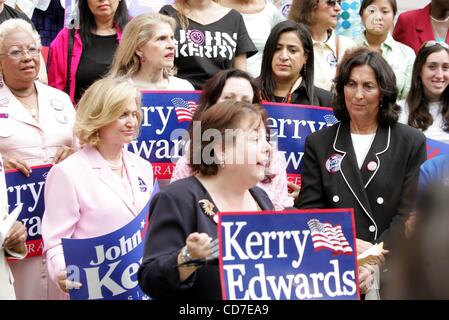 Le 26 août 2004 - New York, New York, États-Unis - K38992RM.LES FEMMES POUR KERRY RALLY SUR LES MARCHES DE L'hôtel de New York NEW YORK New York 08/26/2004. / 2004.(Image Crédit : Â© Rick Mackler/Photos/ZUMAPRESS.com) Globe Banque D'Images