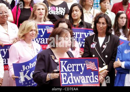 Le 26 août 2004 - New York, New York, États-Unis - K38992RM.LES FEMMES POUR KERRY RALLY SUR LES MARCHES DE L'hôtel de New York NEW YORK New York 08/26/2004. / 2004.(Image Crédit : Â© Rick Mackler/Photos/ZUMAPRESS.com) Globe Banque D'Images