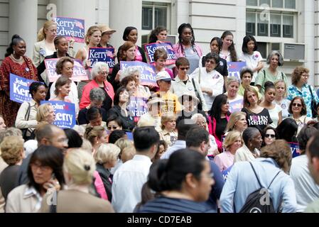 Le 26 août 2004 - New York, New York, États-Unis - K38992RM.LES FEMMES POUR KERRY RALLY SUR LES MARCHES DE L'hôtel de New York NEW YORK New York 08/26/2004. / 2004.(Image Crédit : Â© Rick Mackler/Photos/ZUMAPRESS.com) Globe Banque D'Images