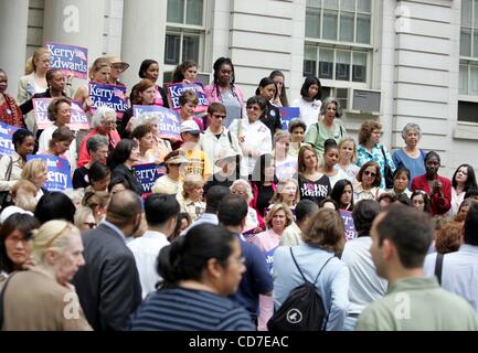 Le 26 août 2004 - New York, New York, États-Unis - K38992RM.LES FEMMES POUR KERRY RALLY SUR LES MARCHES DE L'hôtel de New York NEW YORK New York 08/26/2004. / 2004.(Image Crédit : Â© Rick Mackler/Photos/ZUMAPRESS.com) Globe Banque D'Images