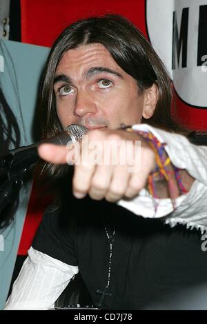 28 septembre 2004 - New York, New York, États-Unis - K39687RM.1#  LA VENTE DE L'ARTISTE DE L'ANNÉE EFFECTUE JUANES ET SIGNE DES COPIES DE SON NOUVEL ALBUM ''MI SANGRE'' À L'ÉPOQUE SQUARE VIRGIN MEGA STORE , NEW YORK New York 09/28/2004. / 2004.JUANES(Credit Image : Â© Rick Mackler/Photos/ZUMAPRESS.com) Globe Banque D'Images