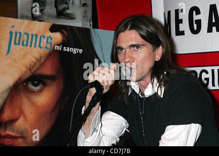 28 septembre 2004 - New York, New York, États-Unis - K39687RM.1#  LA VENTE DE L'ARTISTE DE L'ANNÉE EFFECTUE JUANES ET SIGNE DES COPIES DE SON NOUVEL ALBUM ''MI SANGRE'' À L'ÉPOQUE SQUARE VIRGIN MEGA STORE , NEW YORK New York 09/28/2004. / 2004.JUANES(Credit Image : Â© Rick Mackler/Photos/ZUMAPRESS.com) Globe Banque D'Images