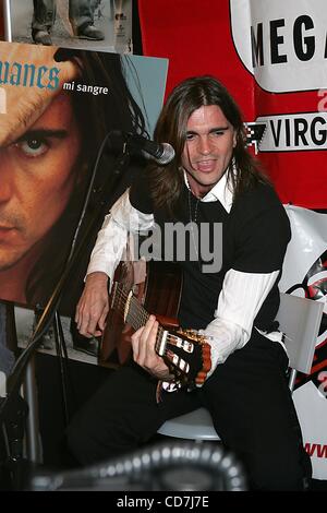 28 septembre 2004 - New York, New York, États-Unis - K39687RM.1#  LA VENTE DE L'ARTISTE DE L'ANNÉE EFFECTUE JUANES ET SIGNE DES COPIES DE SON NOUVEL ALBUM ''MI SANGRE'' À L'ÉPOQUE SQUARE VIRGIN MEGA STORE , NEW YORK New York 09/28/2004. / 2004.JUANES(Credit Image : Â© Rick Mackler/Photos/ZUMAPRESS.com) Globe Banque D'Images