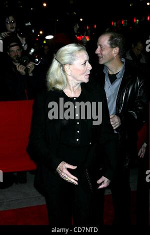 27 octobre 2004 - New York, New York, États-Unis - K40105RM.NEW YORK PREMIÈRE PROJECTION DE .''naissance'' .AU LOEWS LINCOLN SQUARE, .NEW YORK New York..10/26/2004. / 2004.Lauren Bacall(Image Crédit : Â© Rick Mackler/Photos/ZUMAPRESS.com) Globe Banque D'Images