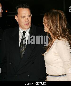 8 novembre 2004 - New York, New York, États-Unis - K39932RM.NY PREMIÈRE DE ''The Polar Express'' au Ziegfeld Theatre, NEW YORK New York .11/8/2004. / 2004.Tom Hanks et Rita Wilson(Image Crédit : Â© Rick Mackler/Photos/ZUMAPRESS.com) Globe Banque D'Images