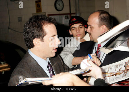 Le 23 novembre 2004 - New York, New York, États-Unis - K40546RM.Jerry Seinfeld laissant le .''LIVE WITH REGIS AND KELLY'' montrer..NEW YORK New York.11-23-2004. / 2004.(Image Crédit : Â© Rick Mackler/Photos/ZUMAPRESS.com) Globe Banque D'Images