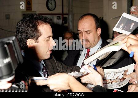 Le 23 novembre 2004 - New York, New York, États-Unis - K40546RM.Jerry Seinfeld laissant le .''LIVE WITH REGIS AND KELLY'' montrer..NEW YORK New York.11-23-2004. / 2004.(Image Crédit : Â© Rick Mackler/Photos/ZUMAPRESS.com) Globe Banque D'Images