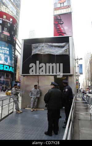 Times Square centre de recrutement de nouveau alors que l'enquête se poursuit autour d'une bombe-toting cycliste qui ont attaqué le centre de recrutement avec un explosif fait maison tôt mercredi matin. Le kamikaze a été capturé sur bande vidéo avant de pédaler à l'écart. L'explosion, qui claquaient les clients de l'hôtel Midtown, pe Banque D'Images