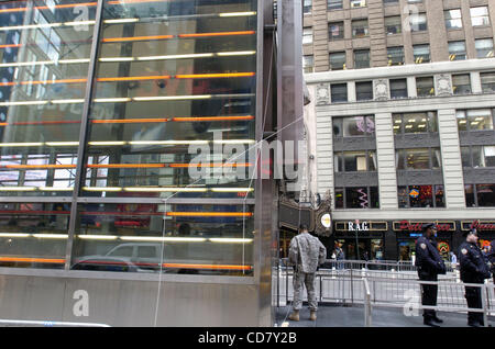 Times Square centre de recrutement de nouveau alors que l'enquête se poursuit autour d'une bombe-toting cycliste qui ont attaqué le centre de recrutement avec un explosif fait maison tôt mercredi matin. Le kamikaze a été capturé sur bande vidéo avant de pédaler à l'écart. L'explosion, qui claquaient les clients de l'hôtel Midtown, pe Banque D'Images