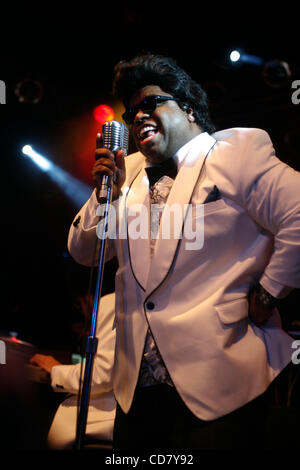 Gnarls Barkley effectuant au Highline Ballroom le 10 avril 2008. Danger Mouse (Brian Burton) - en lunettes de claviers. chanteur manu militari (Thomas Callaway) sur le micro. Banque D'Images