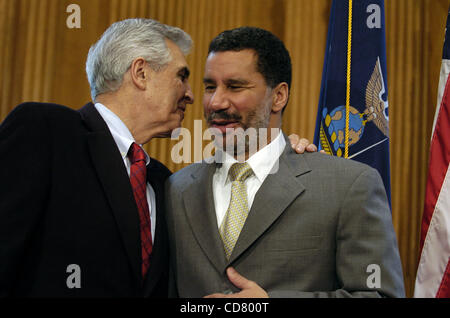 Le lieutenant-gouverneur David Paterson (R) rencontre avec le chef de la majorité au Sénat Joseph Bruno (L) dans le chef de la majorité au Sénat à la salle de conférence de la capitale. Banque D'Images