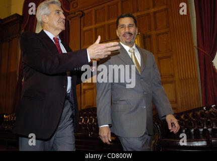 Le lieutenant-gouverneur David Paterson (R) rencontre avec le chef de la majorité au Sénat Joseph Bruno (L) dans le chef de la majorité au Sénat à la salle de conférence de la capitale. Banque D'Images