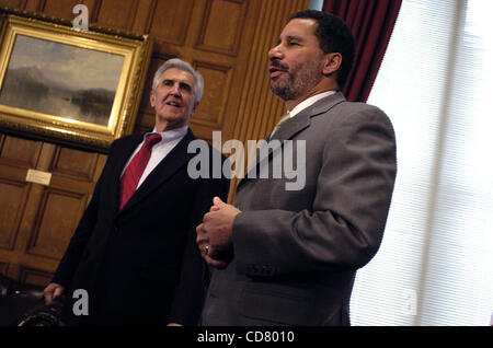 Le lieutenant-gouverneur David Paterson (R) rencontre avec le chef de la majorité au Sénat Joseph Bruno (L) dans le chef de la majorité au Sénat à la salle de conférence de la capitale. Banque D'Images