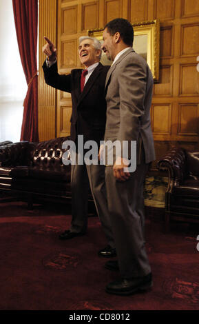 Le lieutenant-gouverneur David Paterson (R) rencontre avec le chef de la majorité au Sénat Joseph Bruno (L) dans le chef de la majorité au Sénat à la salle de conférence de la capitale. Banque D'Images